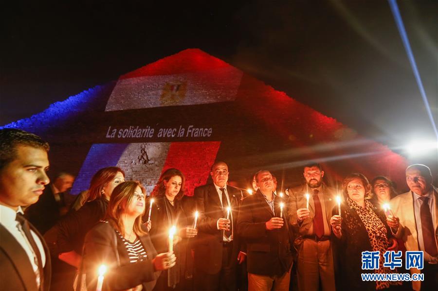 Solidarité dans le monde : des pyramides égyptiennes en bleu blanc rouge