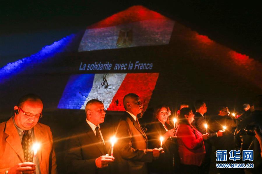 Solidarité dans le monde : des pyramides égyptiennes en bleu blanc rouge