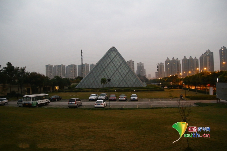 Une réplique de la pyramide du Louvre à Chongqing