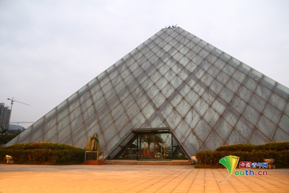 Une réplique de la pyramide du Louvre à Chongqing