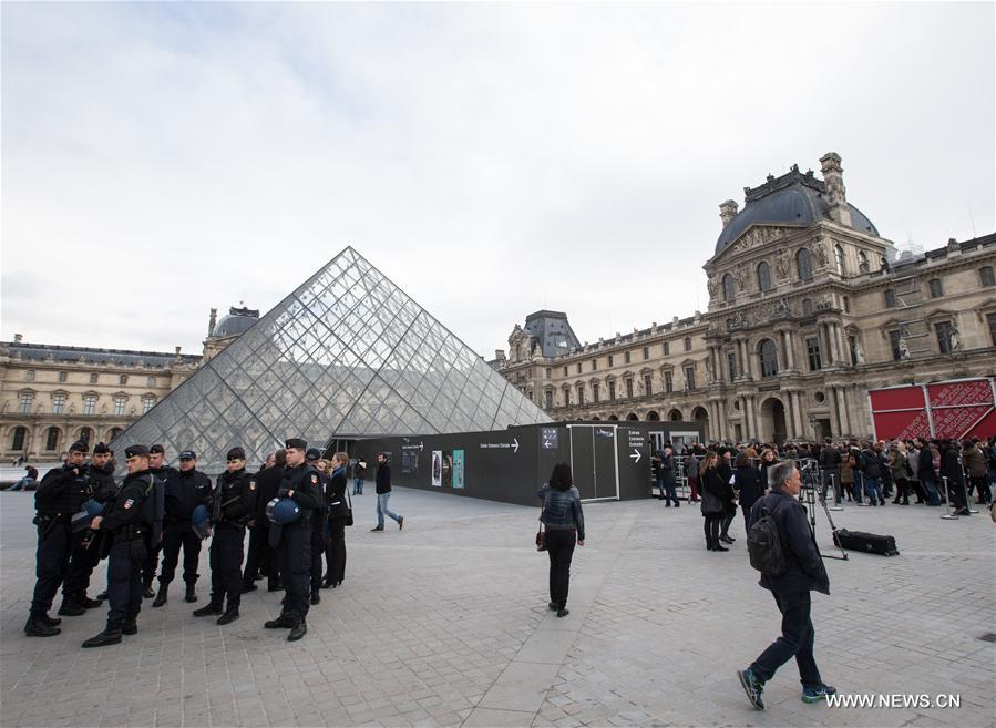 La Tour Eiffel et le Musée du Louvre réouvrent à Paris 