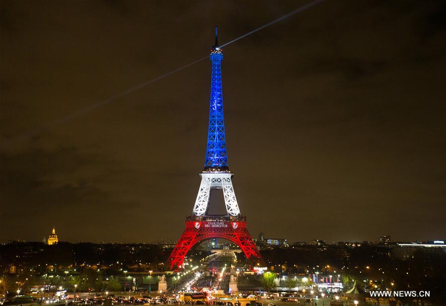 La Tour Eiffel et le Musée du Louvre réouvrent à Paris 