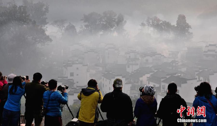 Photos : le vieux village de Wuyuan dans la brume