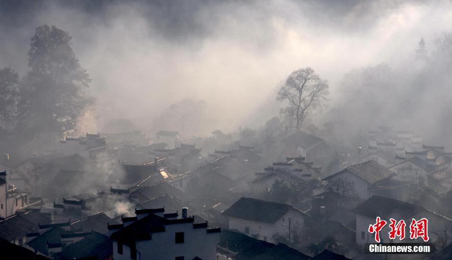 Photos : le vieux village de Wuyuan dans la brume