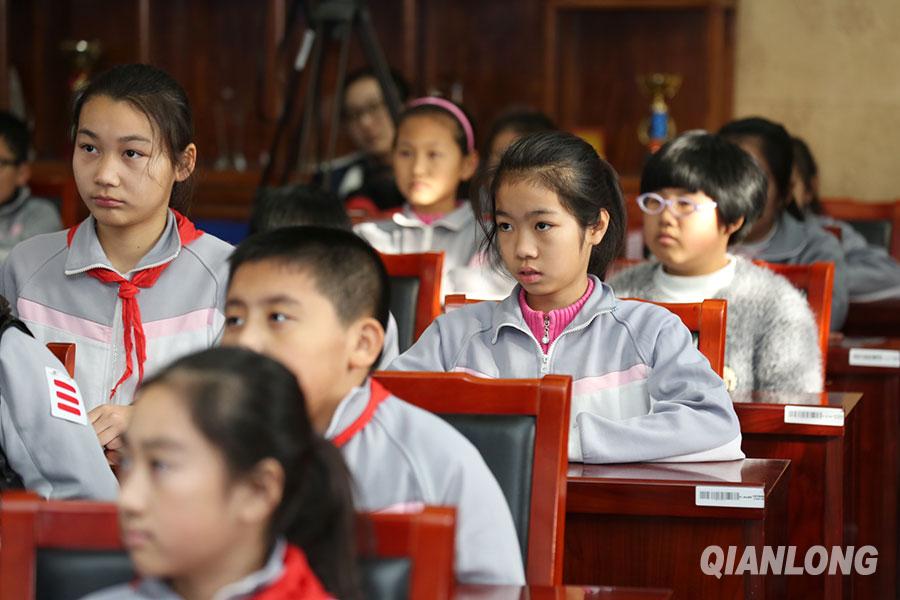 Beijing : un professeur enseigne les classiques chinois dans une école primaire