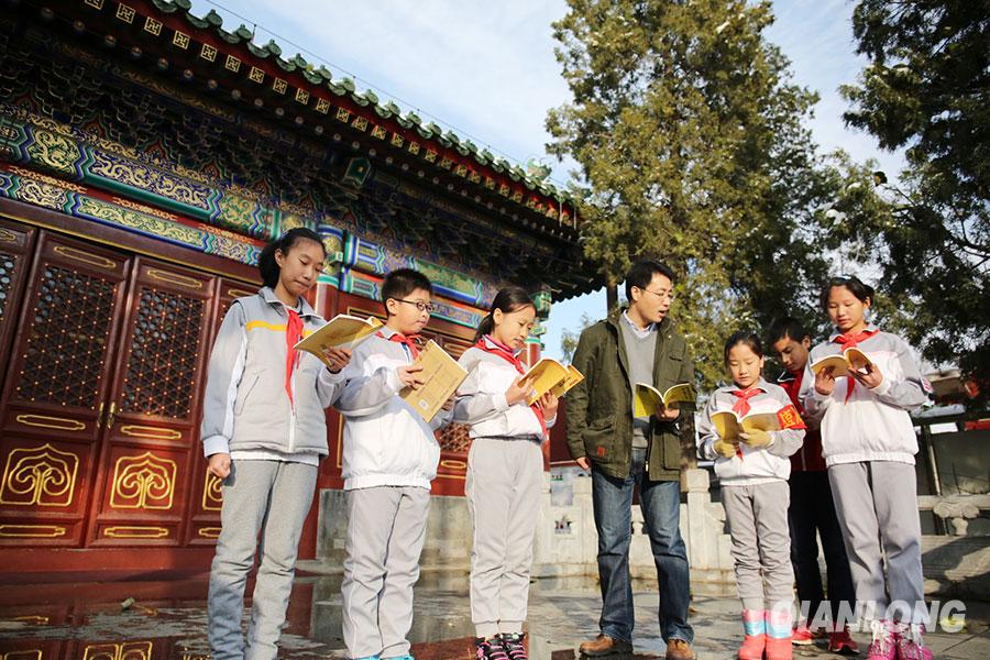 Beijing : un professeur enseigne les classiques chinois dans une école primaire