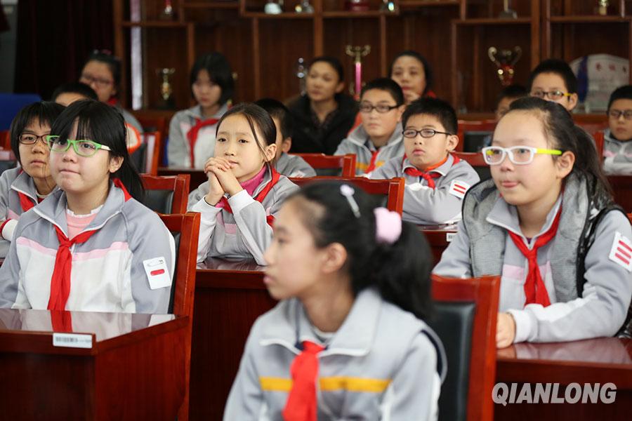 Beijing : un professeur enseigne les classiques chinois dans une école primaire