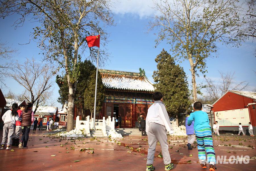 Beijing : un professeur enseigne les classiques chinois dans une école primaire