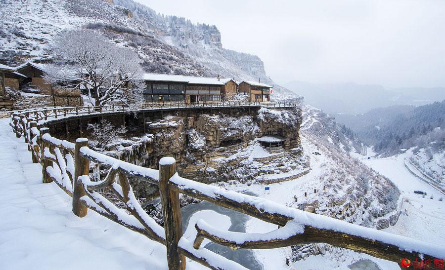 Un village au bord de la falaise après la neige