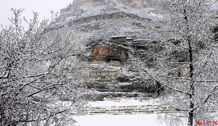 Un village au bord de la falaise après la neige