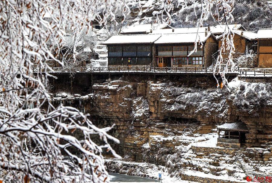 Un village au bord de la falaise après la neige