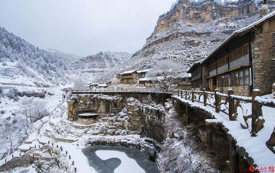 Un village au bord de la falaise après la neige