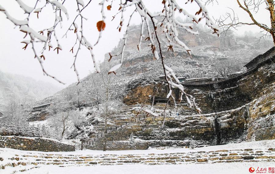 Un village au bord de la falaise après la neige