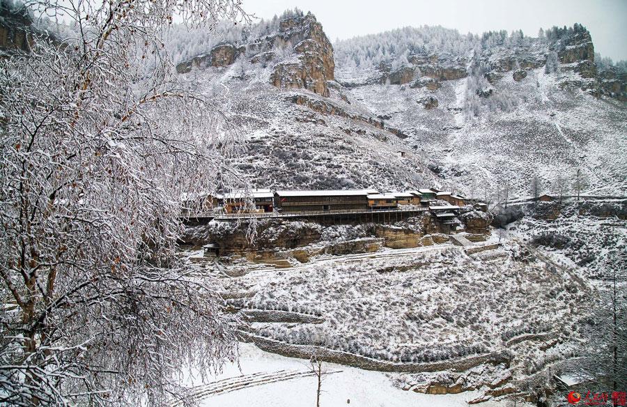 Un village au bord de la falaise après la neige