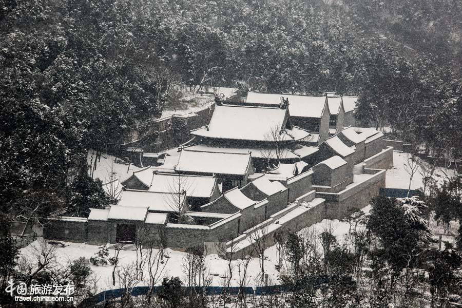 Les rives enneigées du lac Yunlong, comme dans un conte de fées