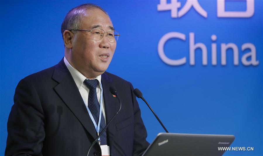 Xie Zhenhua, représentant spécial de la Chine sur le changement climatique, donne un discours lors d'une réunion dans le cadre de la 21e Conférence des parties de la Convention-cadre des Nations Unies sur les changements climatiques, à Paris en France, le 1er décembre 2015. (Xinhua/Zhou Lei)