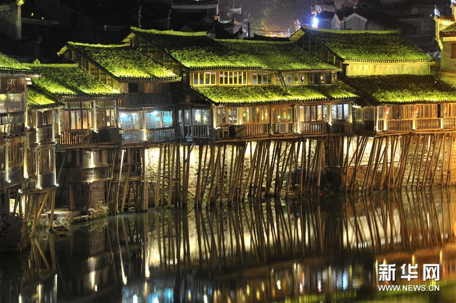 Photos : la scène nocturne du village antique de Fenghuang