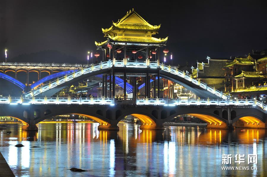 Photos : la scène nocturne du village antique de Fenghuang