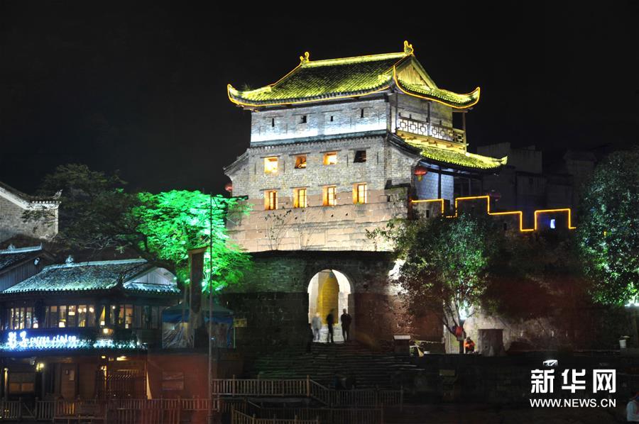 Photos : la scène nocturne du village antique de Fenghuang