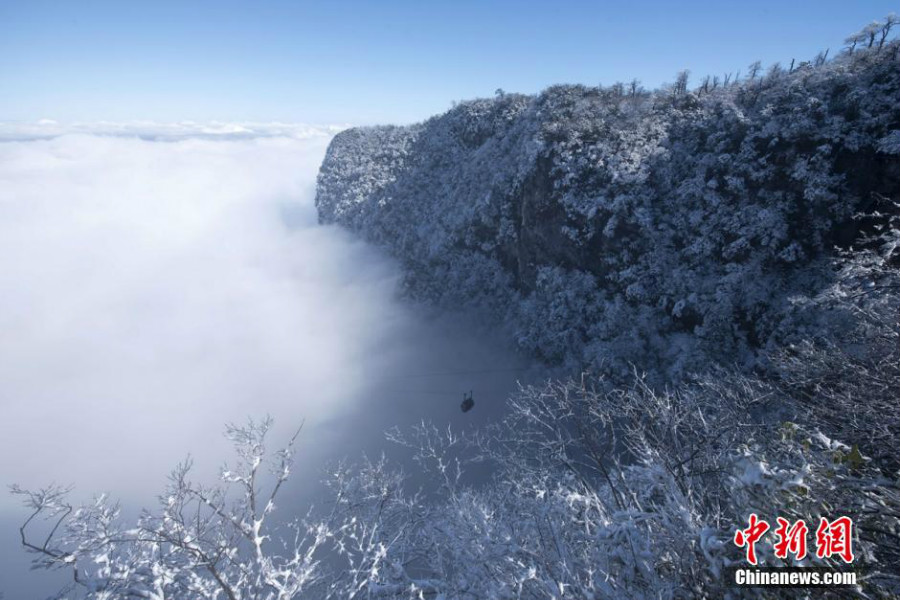 Belles photos : le mont Tianmen recouvert de neige