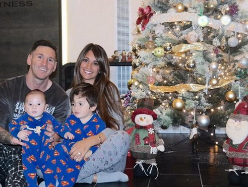 No?l : Lionel Messi pose avec ses deux enfants