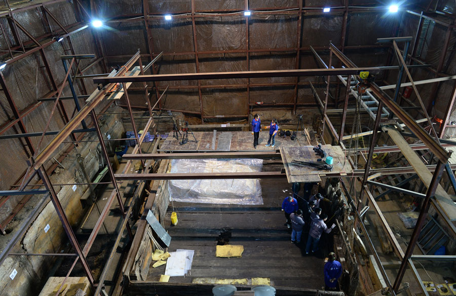 Excavation de vestiges dans une tombe deux fois millénaire