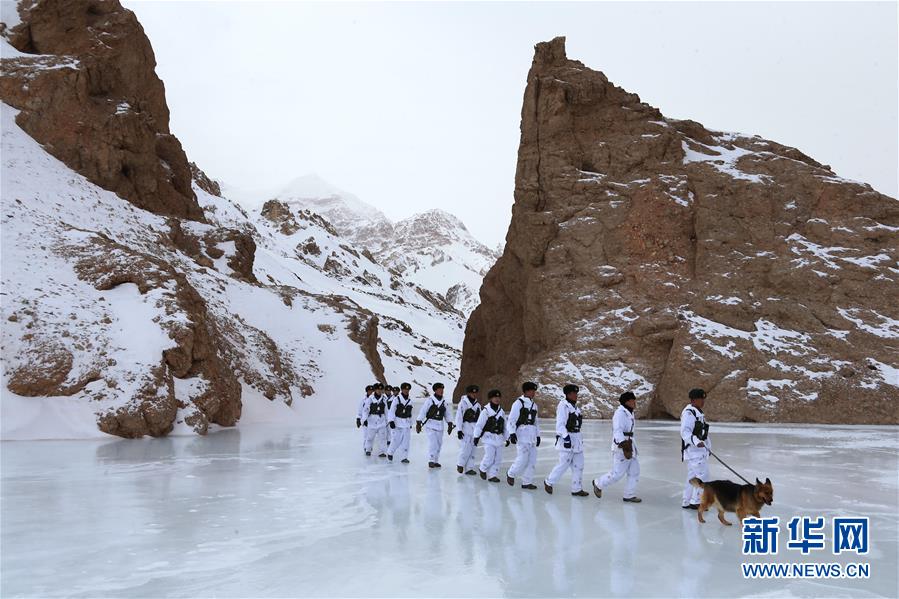 Des patrouilles sur glace dans le Xinjiang