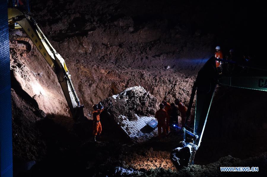 Quatre personnes sauvées, 22 toujours portées disparues après un glissement de terrain dans le sud de la Chine