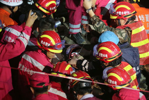 Glissement de terrain à Shenzhen : un homme retiré des décombres