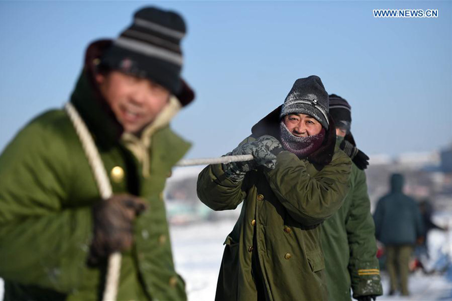 Pêche hivernale sur un lac gelé à Harbin