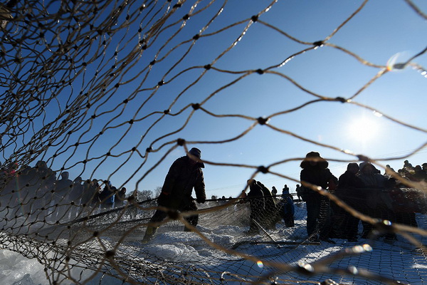 Pêche hivernale sur un lac gelé à Harbin