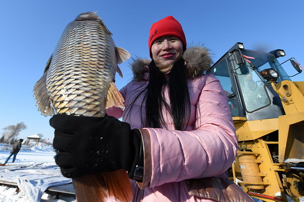 Pêche hivernale sur un lac gelé à Harbin