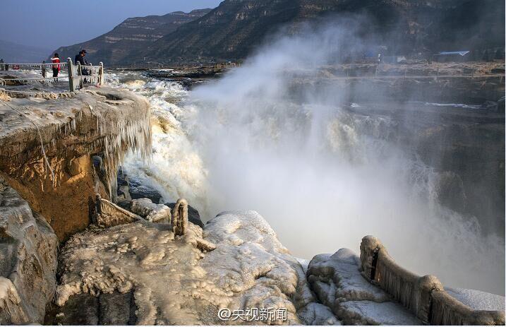 Un monde de glace sur les rives des chutes de Hukou