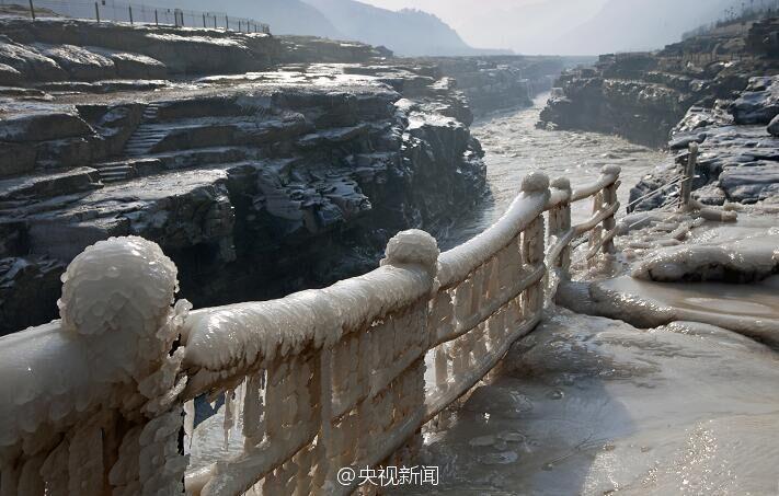 Un monde de glace sur les rives des chutes de Hukou