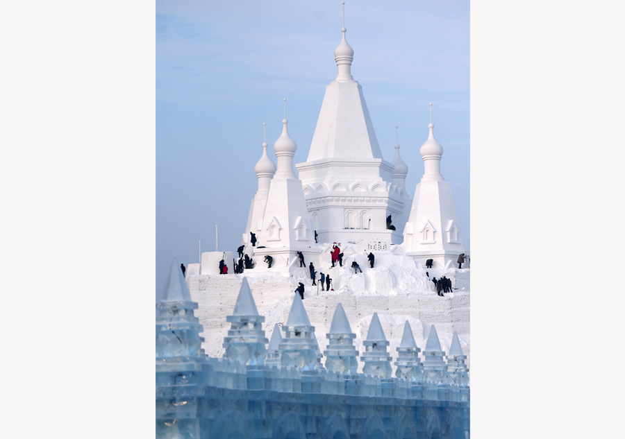 Ouverture au public de la plus haute construction de glace du monde à Harbin