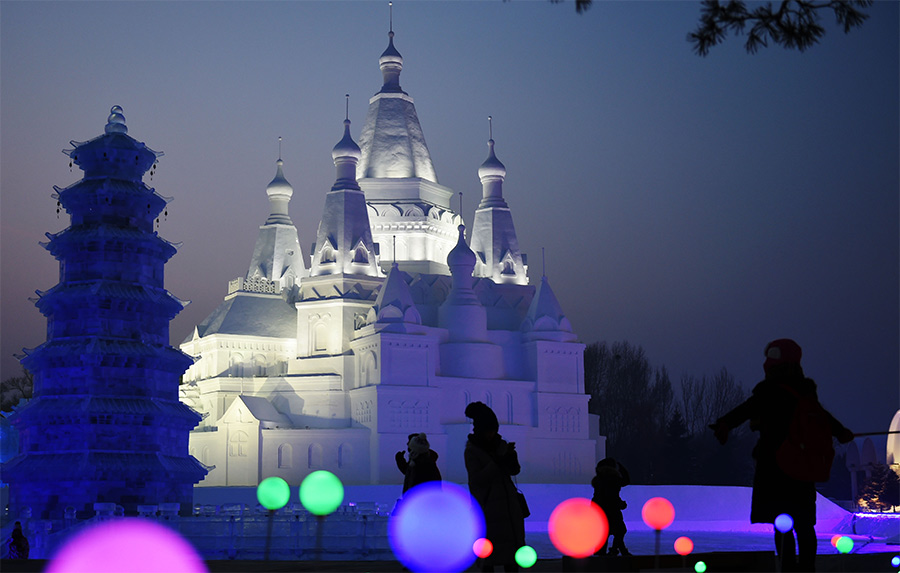 Ouverture au public de la plus haute construction de glace du monde à Harbin