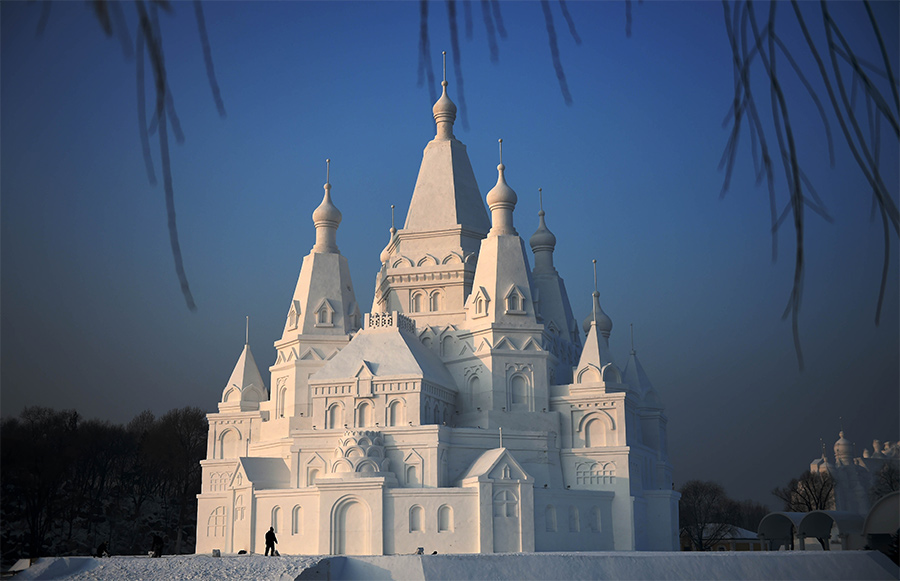 Ouverture au public de la plus haute construction de glace du monde à Harbin