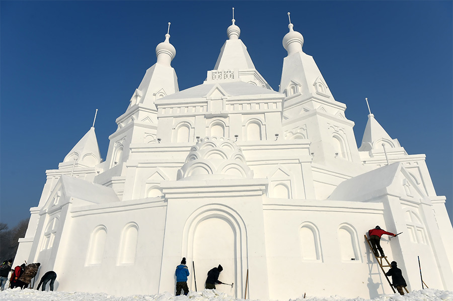 Ouverture au public de la plus haute construction de glace du monde à Harbin