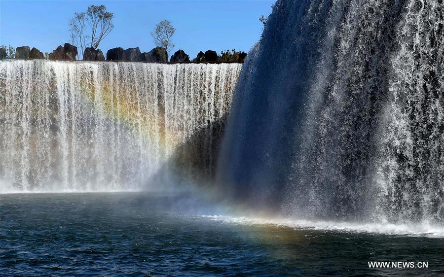 Ouverture d'un parc avec une cascade artificielle de 400 m de large à Kunming