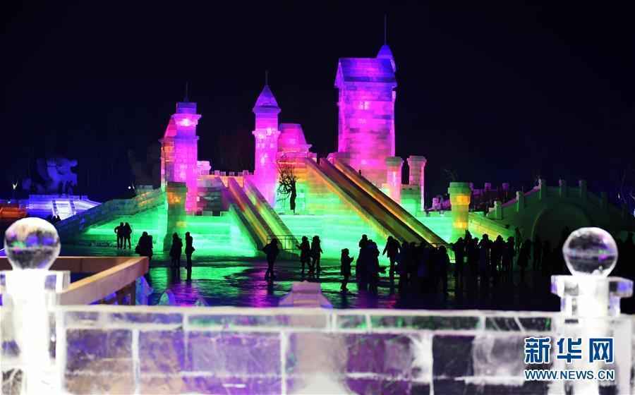 Passez un moment magique entre les sculptures de neige illuminées à Harbin