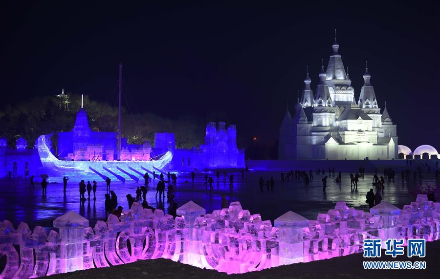 Passez un moment magique entre les sculptures de neige illuminées à Harbin