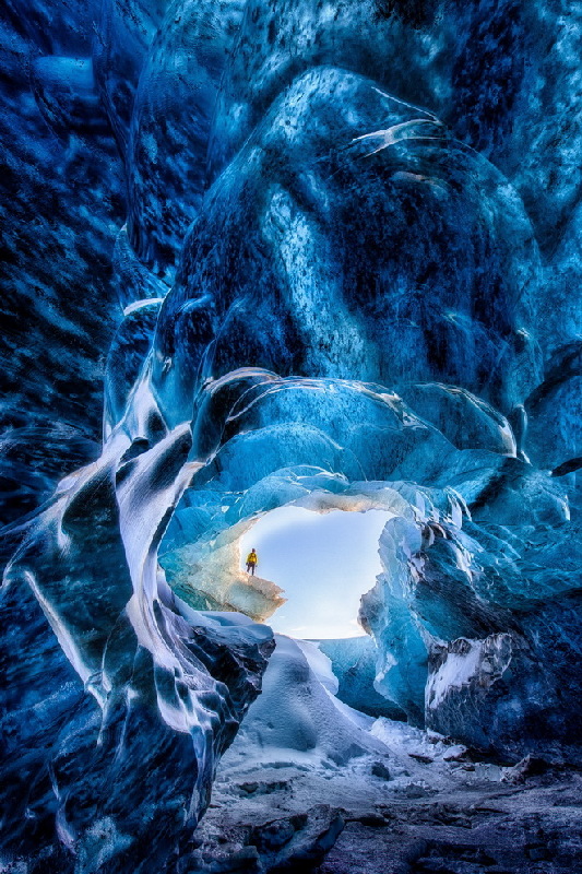 La beauté magique d'une grotte glacière en Islande