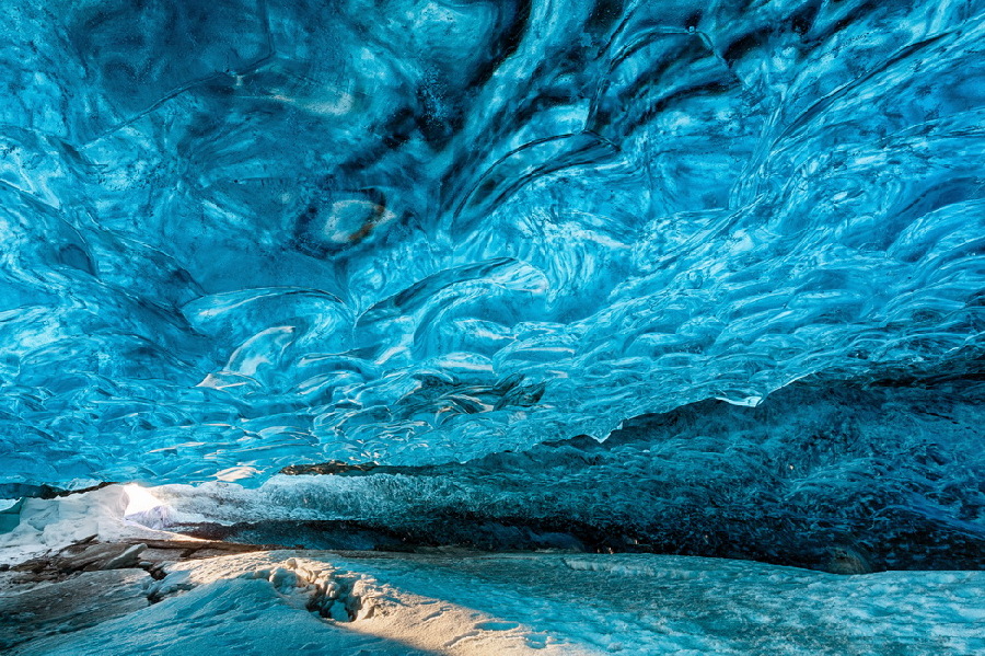 La beauté magique d'une grotte glacière en Islande