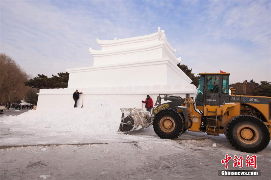 Changchun : une réplique de la porte Tian'an men en neige