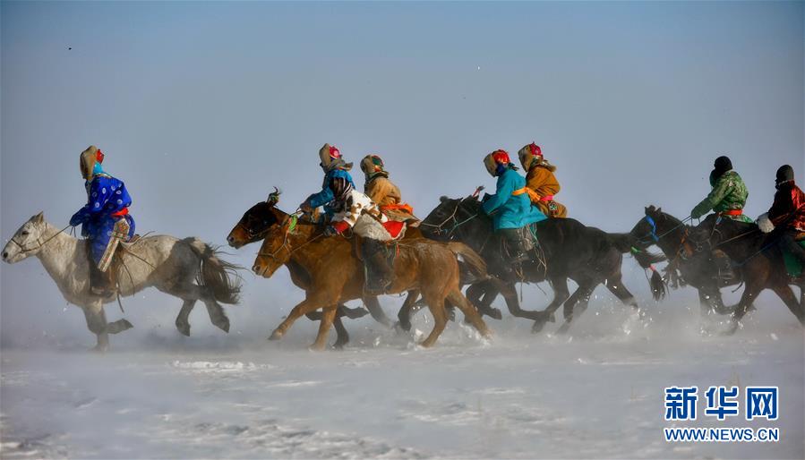 Chine : spectaculaires photos des gardiens de troupeaux mongols galopant dans la neige