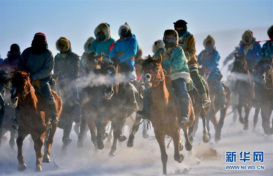 Chine : spectaculaires photos des gardiens de troupeaux mongols galopant dans la neige