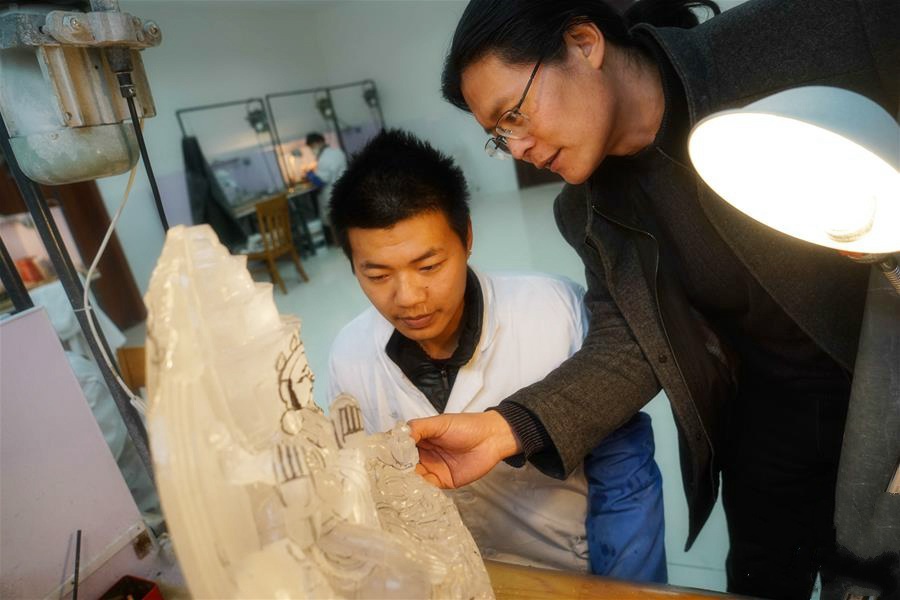 Trois frères passionnés par la sculpture en cristal