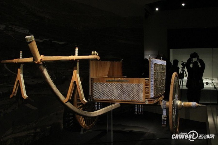 Exposition d'une éblouissante réplique d'un char de luxe ancien à Xi'an