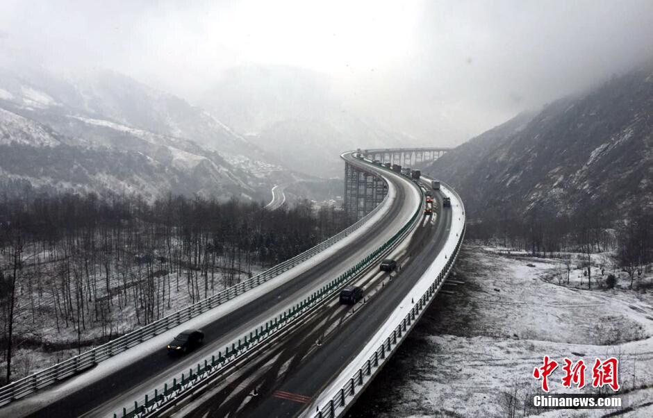 Les magnifiques paysages des Monts Tuowu et de l’autoroute Jingkun sous la neige