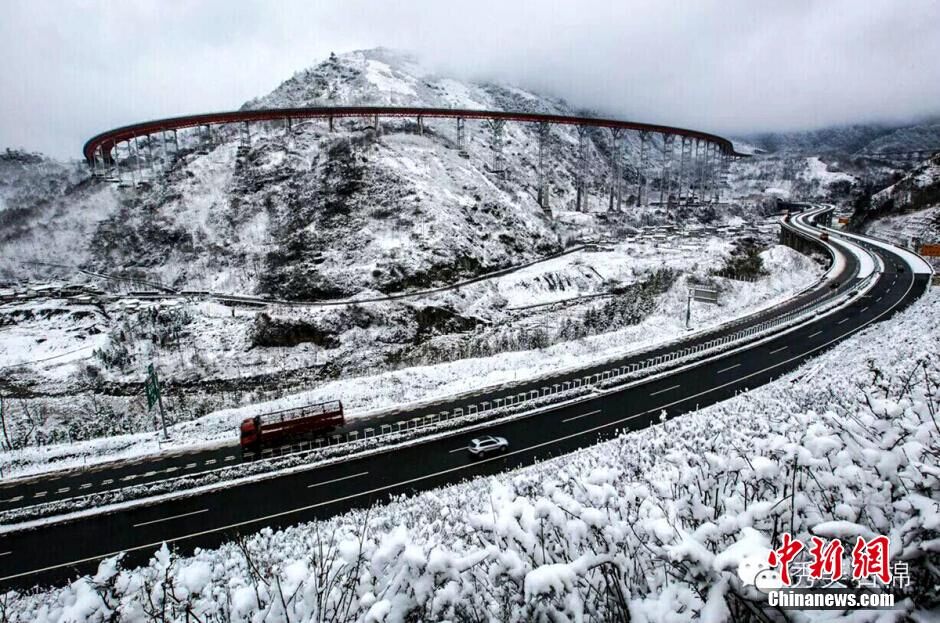 Les magnifiques paysages des Monts Tuowu et de l’autoroute Jingkun sous la neige